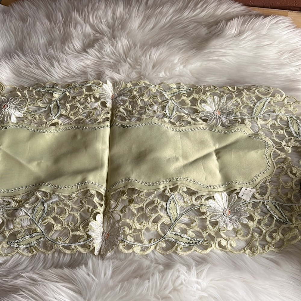 POLAND | Spring Table Runner Doily - Picture 6 of 6